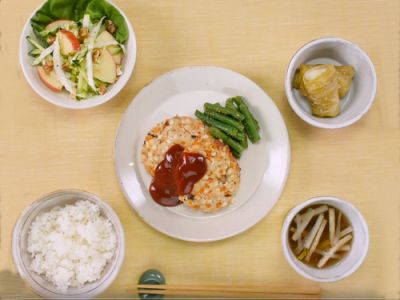 高野豆腐のヘルシーバーグ定食｜レシピ・料理｜タニタ社員食堂レシピ